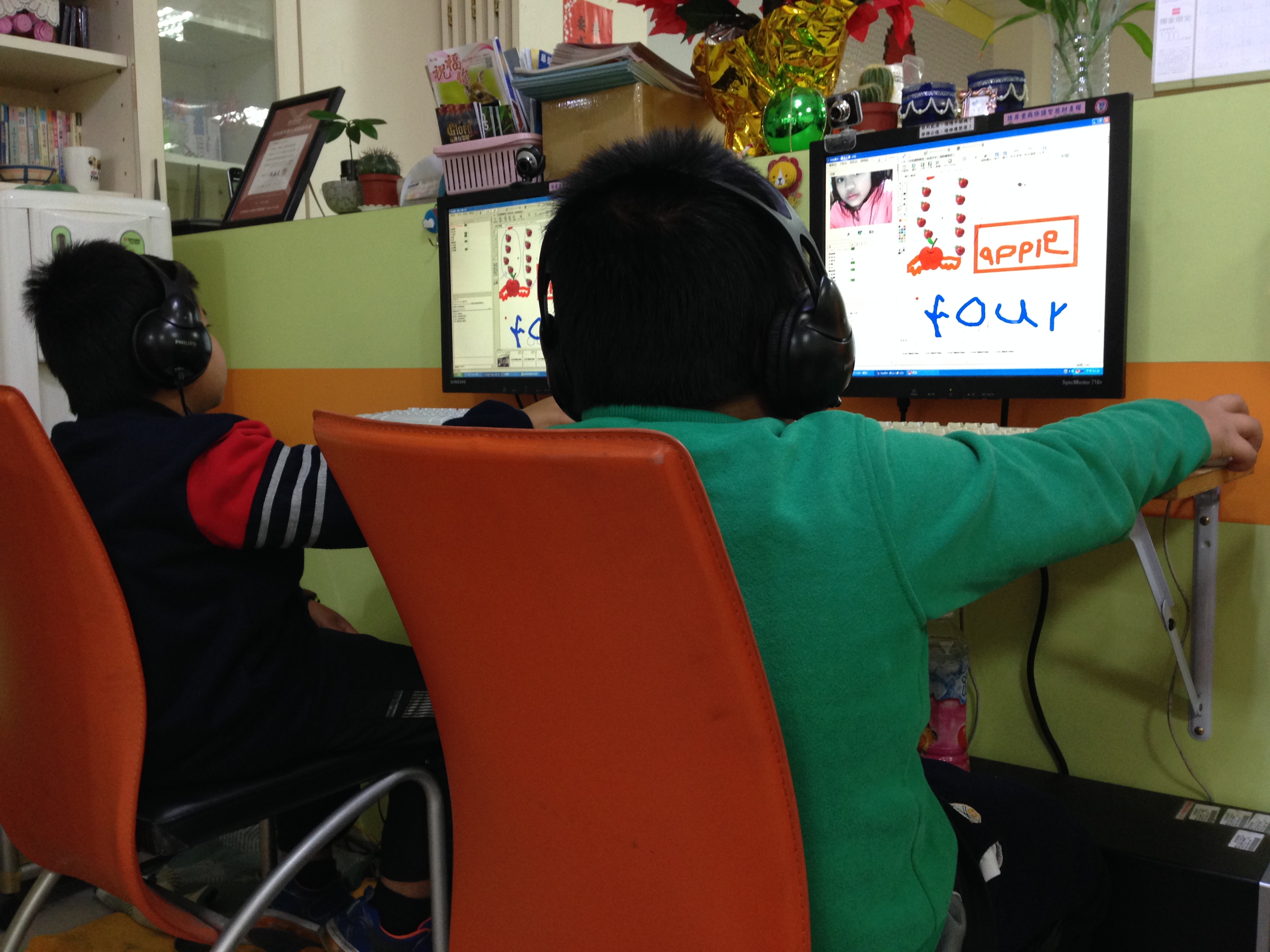 小朋友喜歡搶著回答問題還有用電腦玩遊戲，所以老師會設計很多教學活動讓孩子發言、在白板上完成教學遊戲