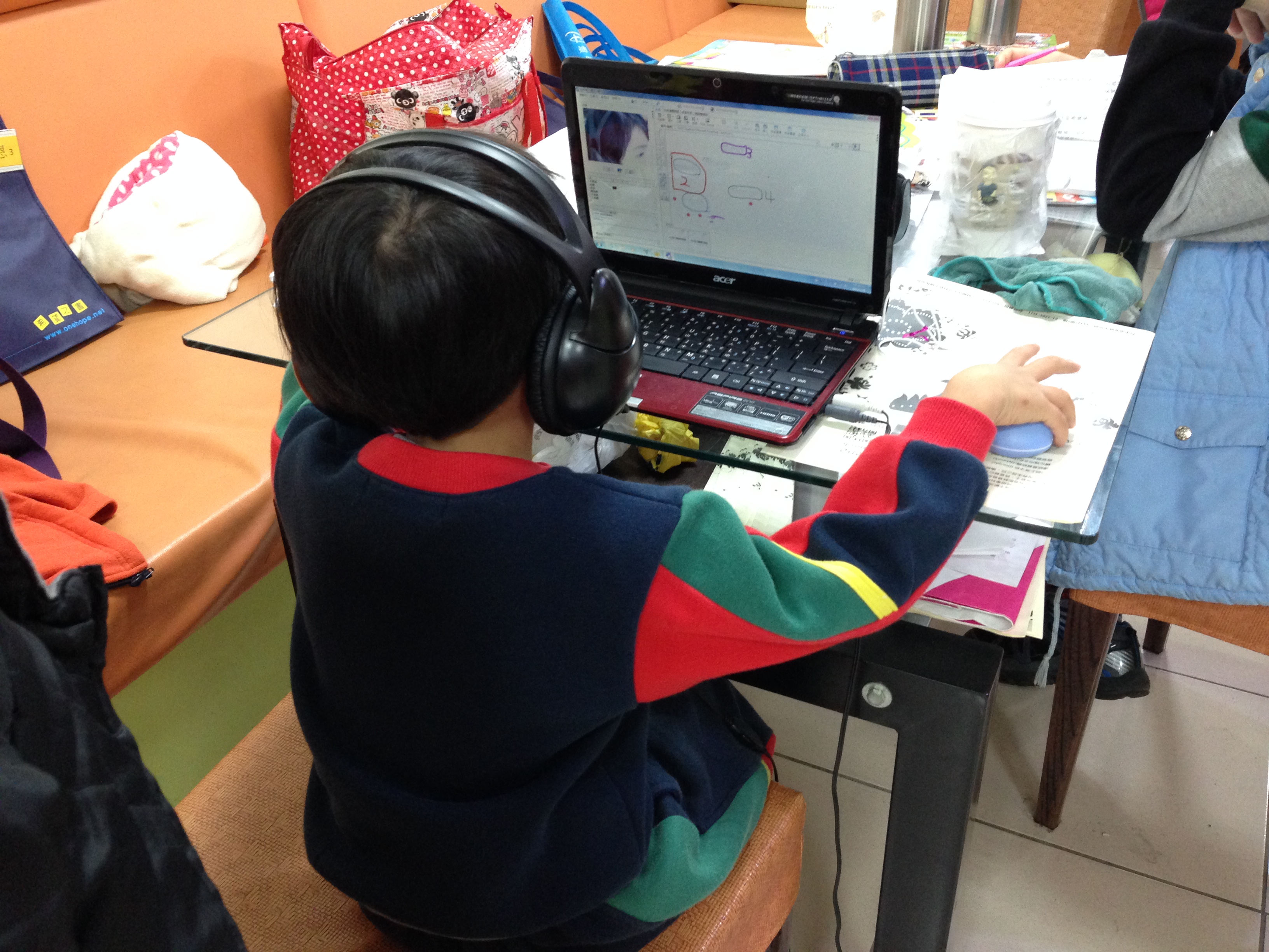 他是全班年紀最小的學生(小一)，連坐上椅子都需要老師協助抱上去。但是他是全般最專注的學生，從頭到尾視線沒有離開過電腦，每次回答的聲音一定非常響亮。